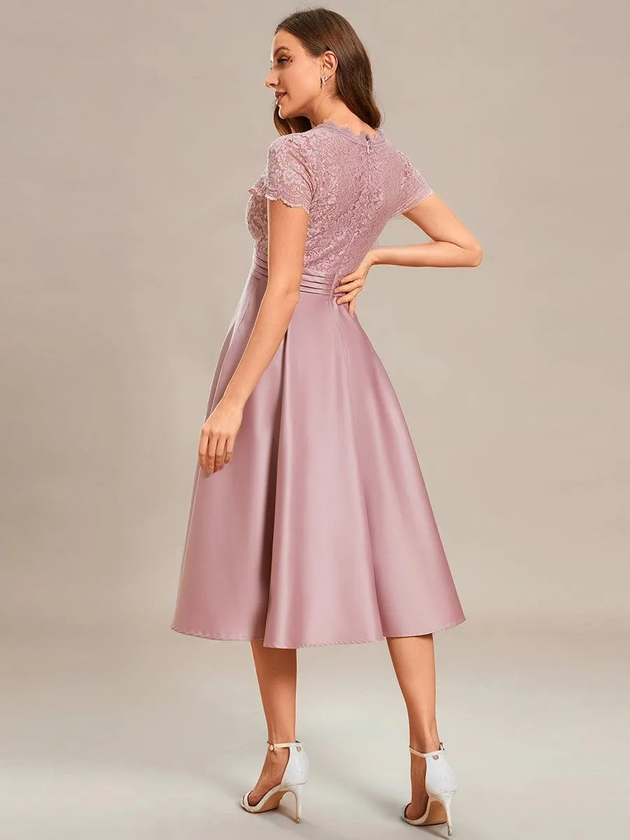 Élégante robe de soirée mi-longue à manches courtes et à fleurs brodées à col en V