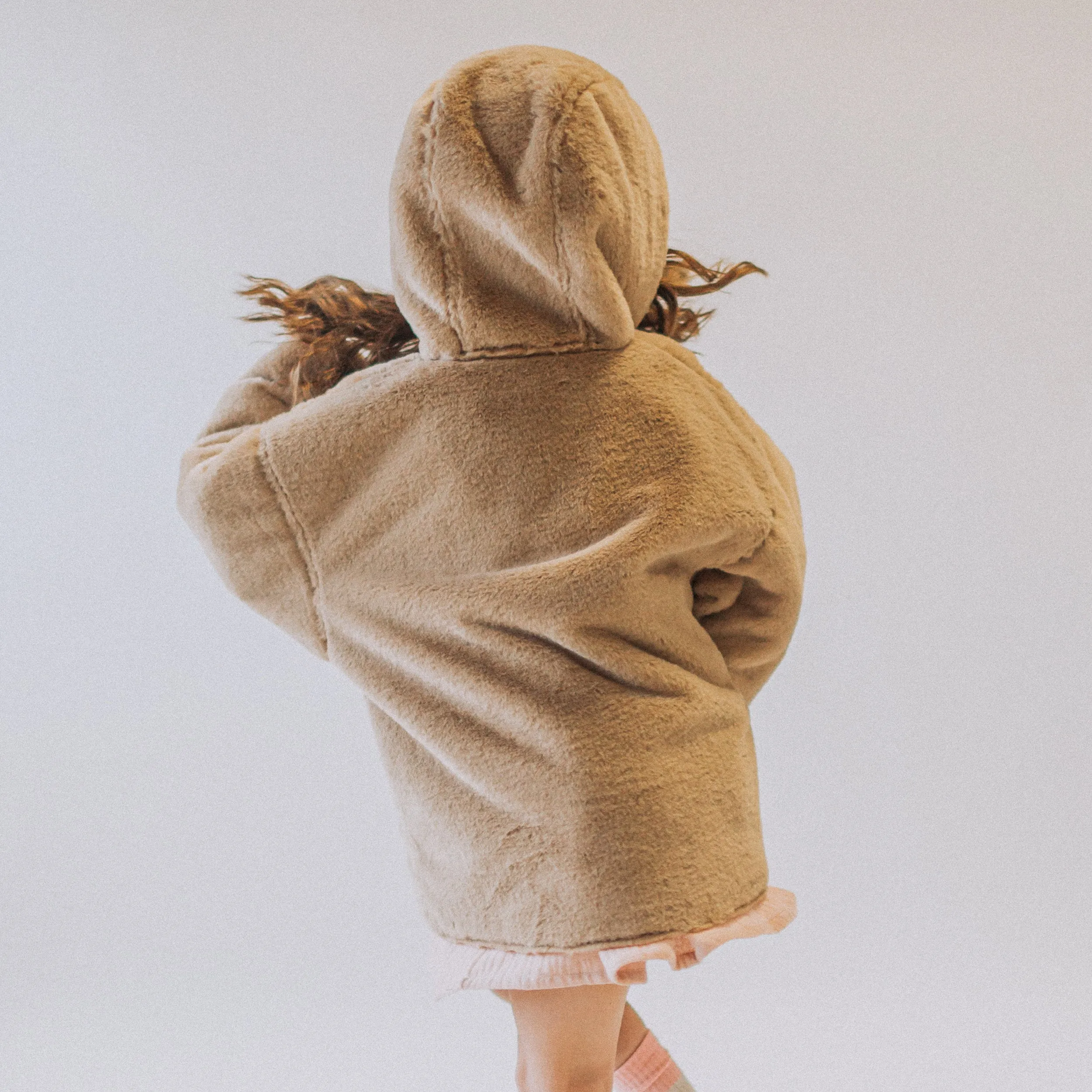 Manteau long beige en fausse fourrure, enfant || Long beige faux fur coat, child