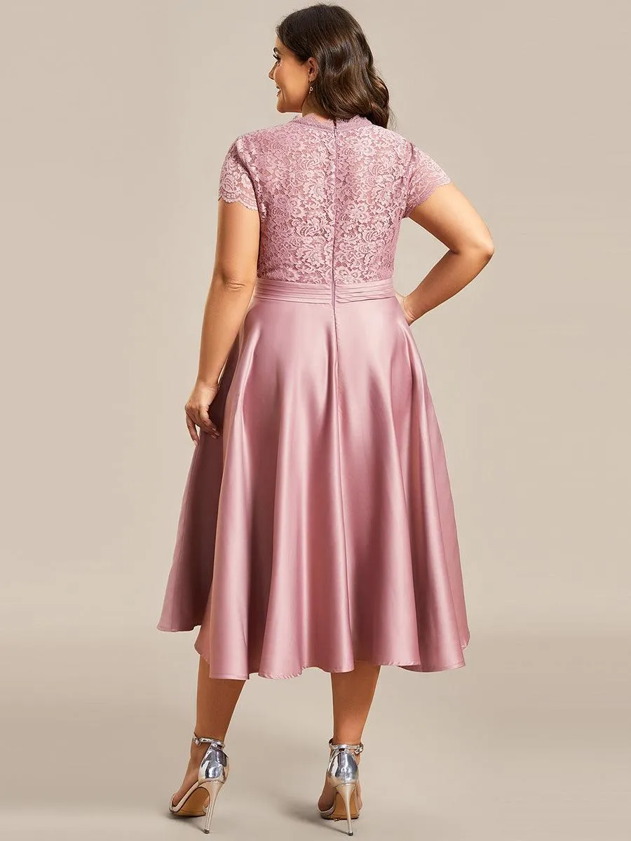 Robe de cocktail mi-longue en dentelle à manches longues et col en V de grande taille