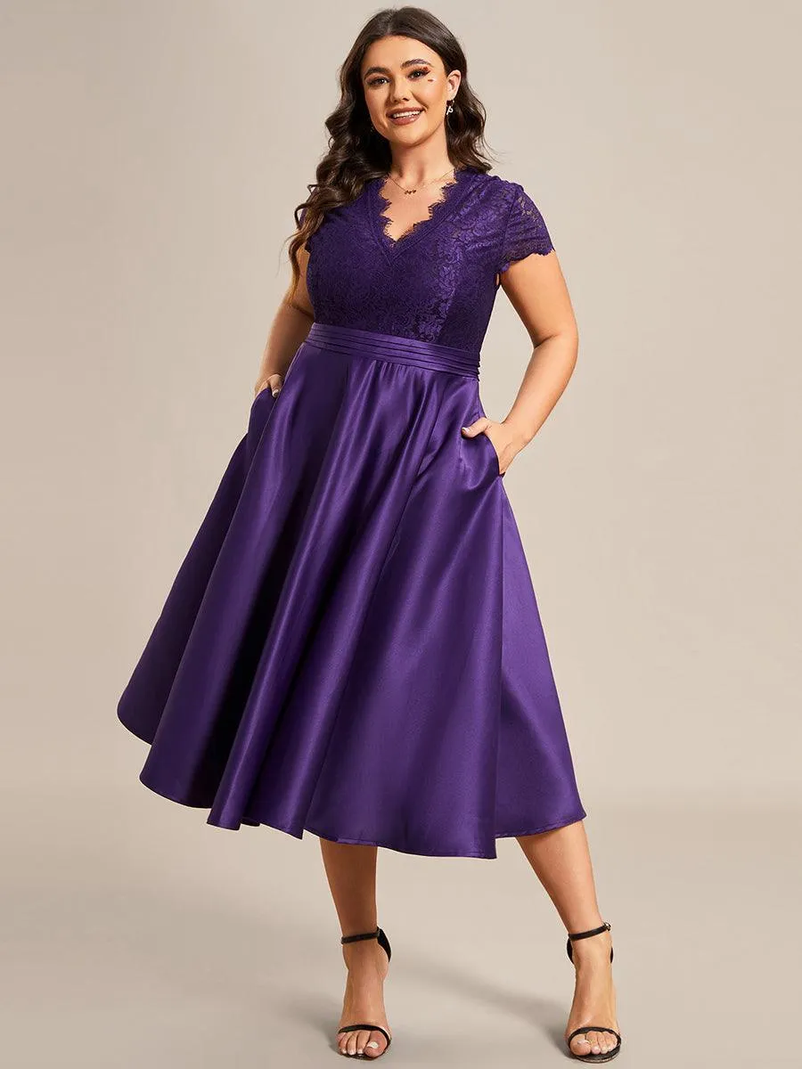 Robe de cocktail mi-longue en dentelle à manches longues et col en V de grande taille