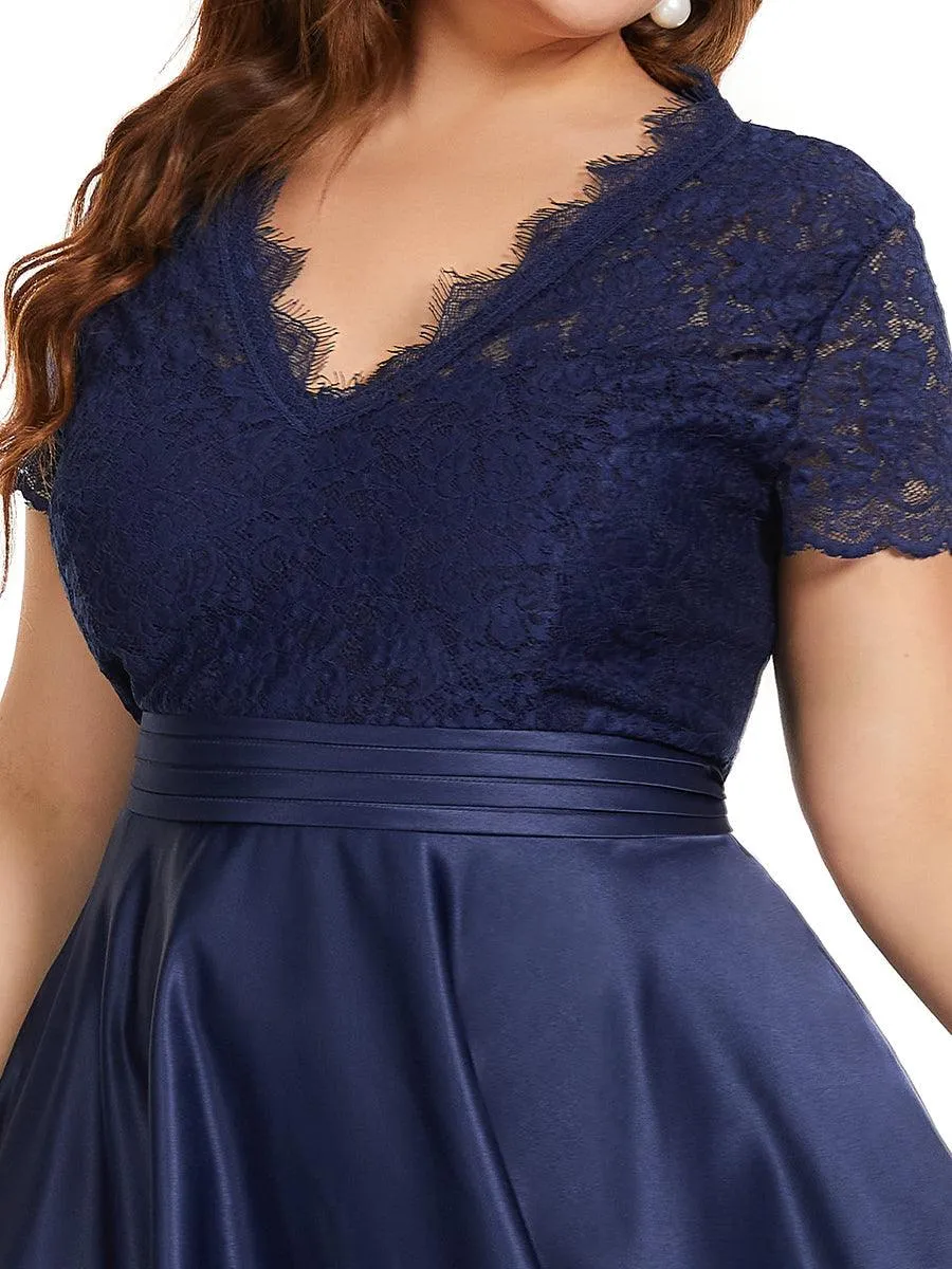 Robe de cocktail mi-longue en dentelle à manches longues et col en V de grande taille